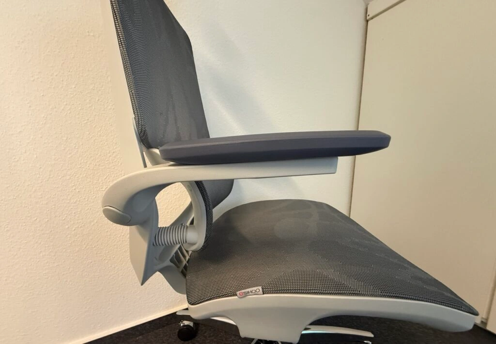 Seitliche Ansicht der Armlehne des Sihoo M59AS.