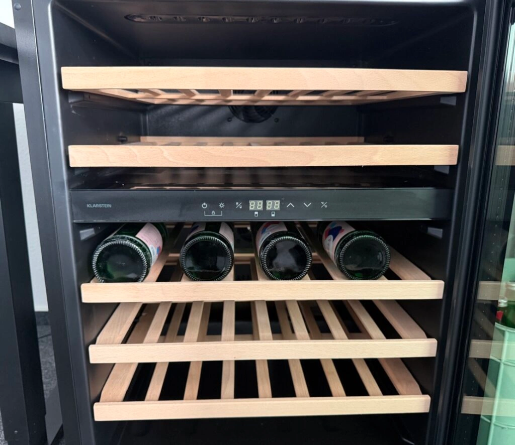 Steuerpanel des Klarstein Velaire mit Temperaturanzeige und Bedientasten.