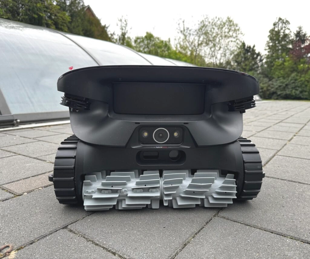 Der Beatbot AquaSense 2 Ultra ist von vorne fotografiert. Gut sichtbar sind die Kameraeinheit in der Mitte, zwei graue Bürstenwalzen darunter und die breiten Gummikettenräder links und rechts.