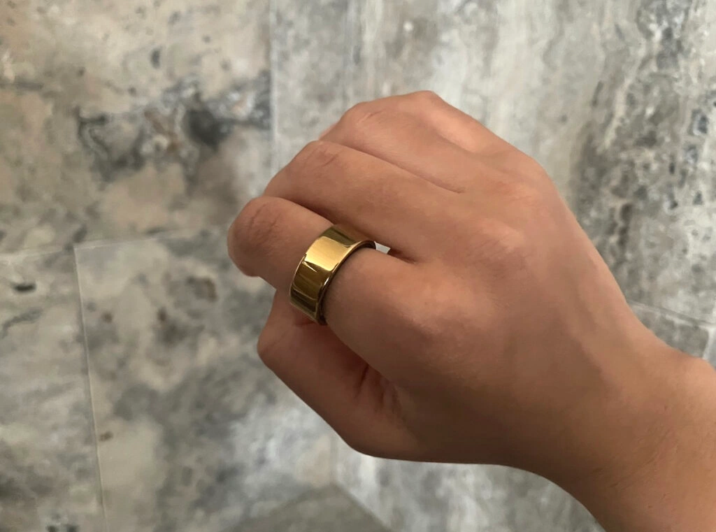 Nahaufnahme des UltraHuman Ring AIR am Finger, Fokus auf die glänzende Außenfläche.