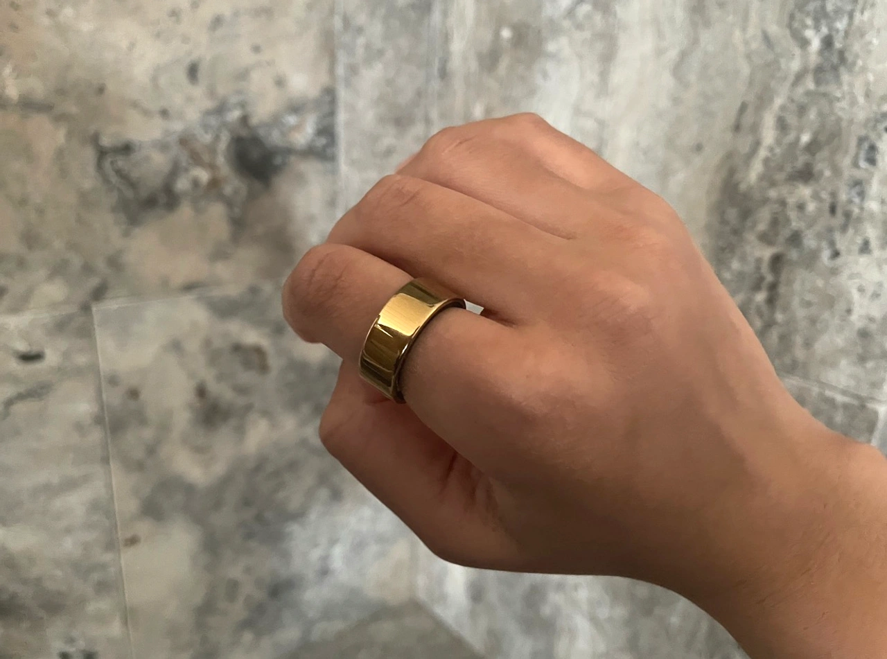 Nahaufnahme des UltraHuman Ring AIR am Finger, Fokus auf die glänzende Außenfläche.
