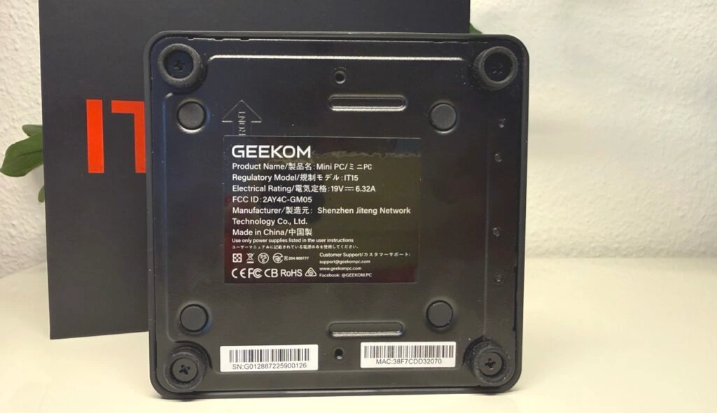 GEEKOM IT15: Unterseite mit leichter Öffnung und stabiler Basis