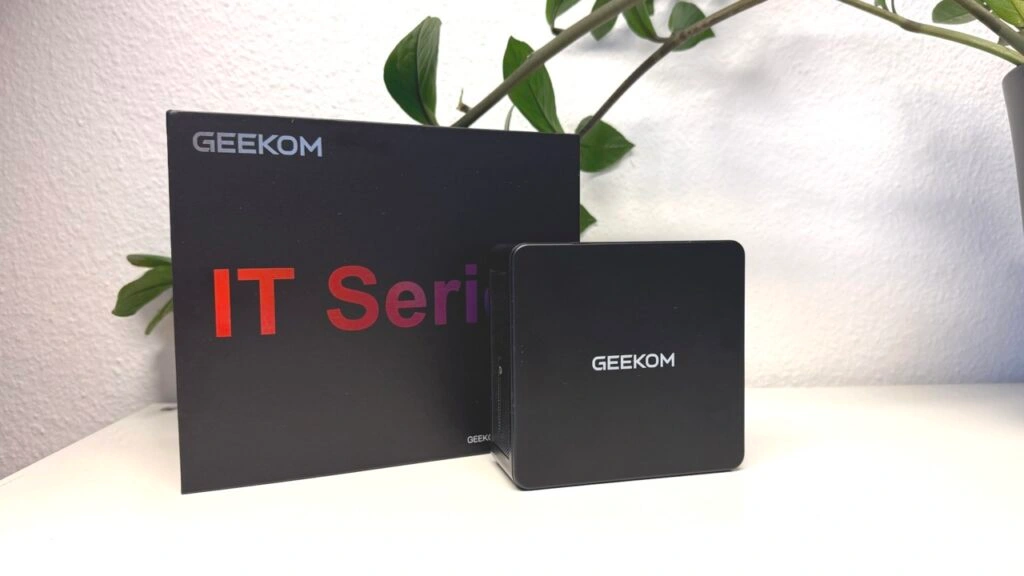 GEEKOM IT15 Mini-PC: Kompakter Desktop-Ersatz auf dem Schreibtisch