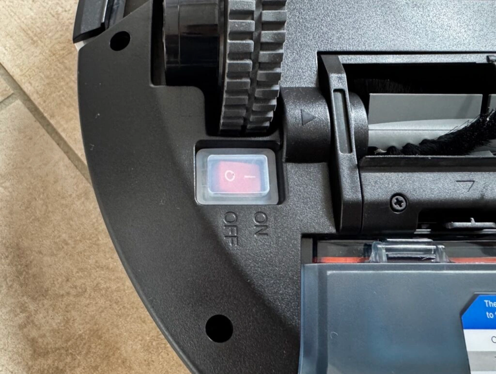 Nahaufnahme eines roten Kippschalters auf der Unterseite des Roboters mit den Beschriftungen „ON“ und „OFF“.