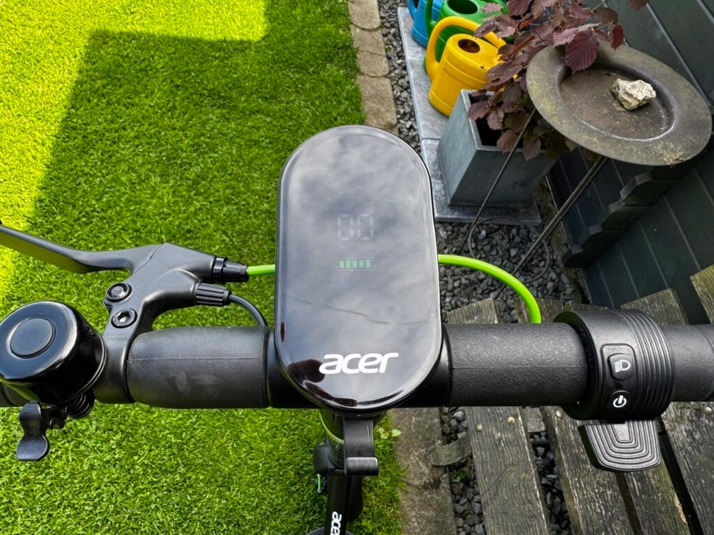 Detailaufnahme des Displays mit leuchtender Anzeige für Geschwindigkeit („0“) und fünf Akkubalken. Links Klingel und Kabelanschluss, rechts Licht- und Power-Taste.