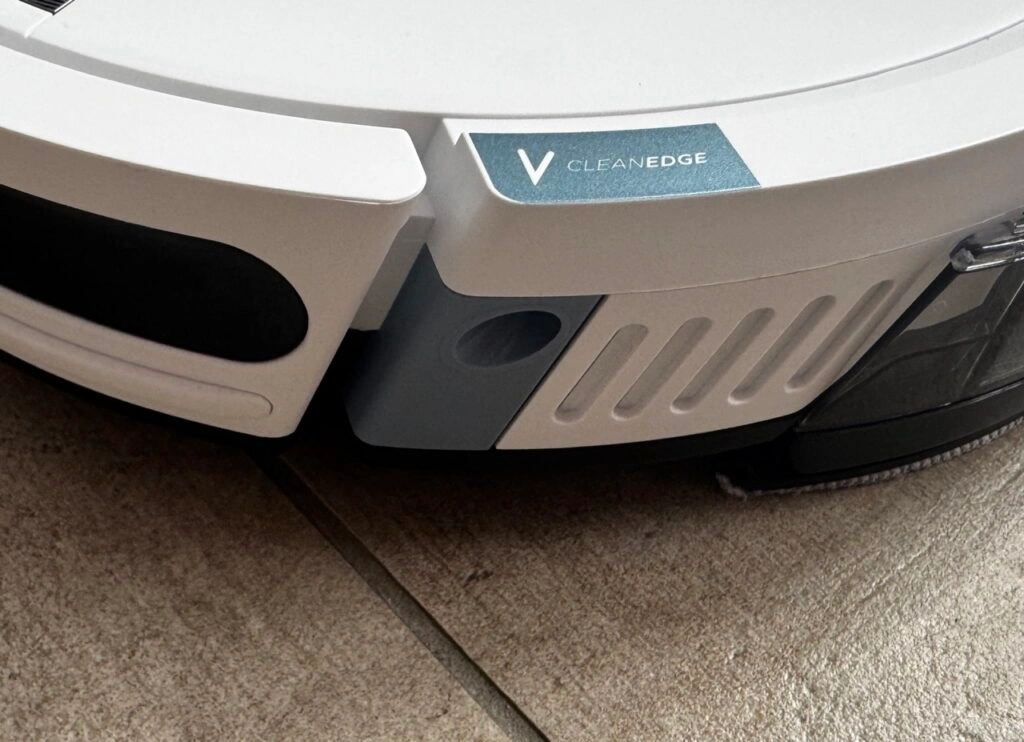 Detaillierte Aufnahme des seitlichen Luftauslasses mit CleanEdge-Label.