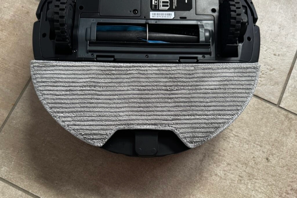 Flache Unterseite des Roboters mit großem, grauem Wischtuch.