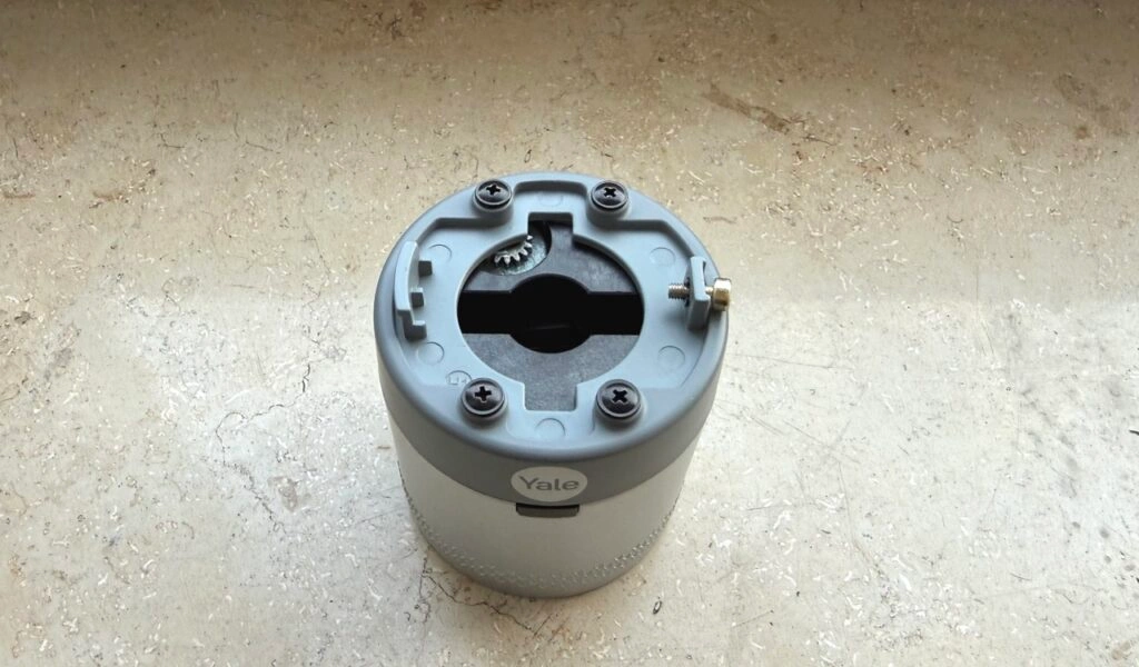 Yale Linus L2 Lite: Blick ins Innere des Schlosses mit Montagebereich
