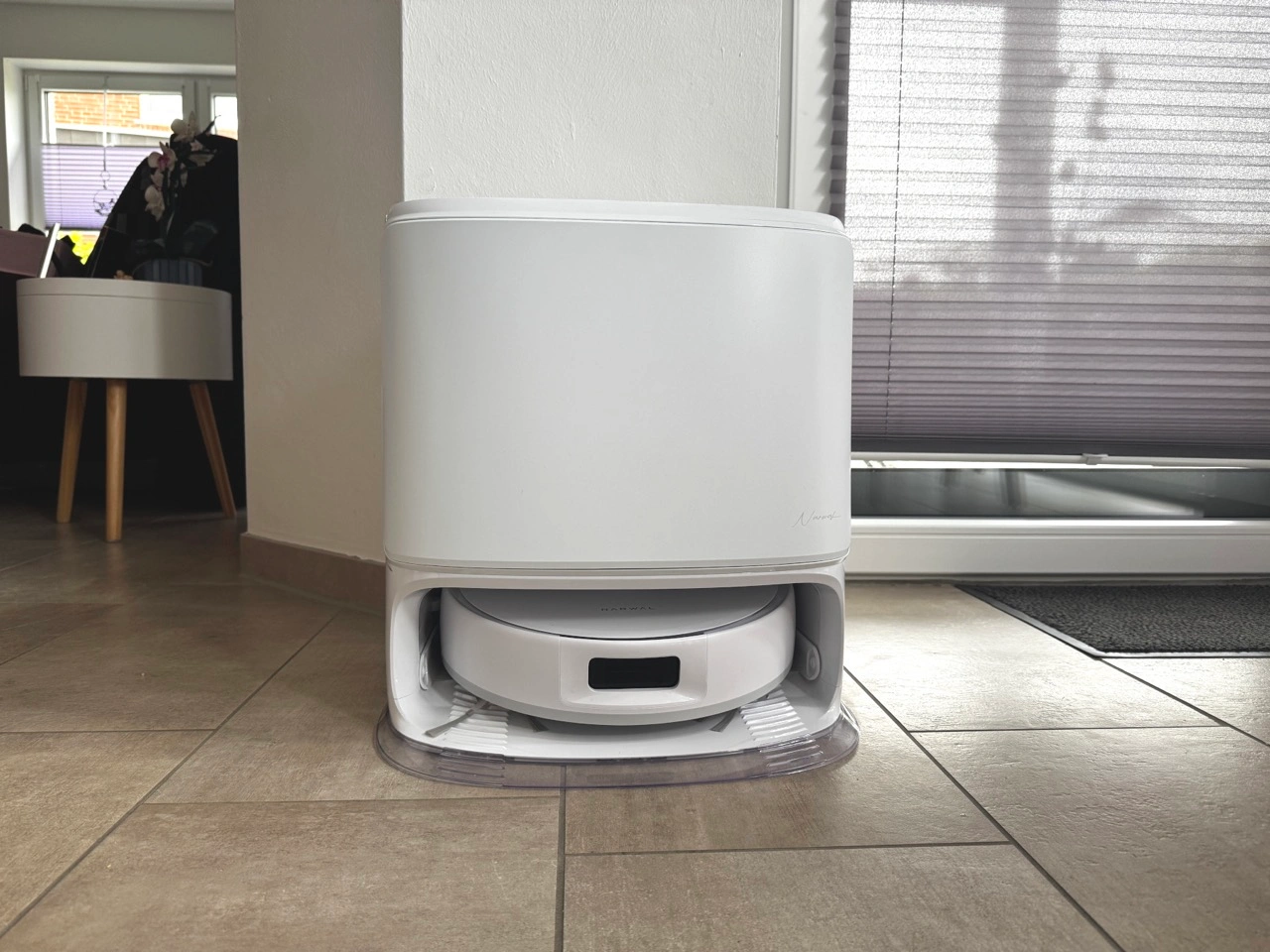 Nahaufnahme der Oberseite der Station mit Narwal-Logo und silberner Zierleiste mit Bedienfeld.