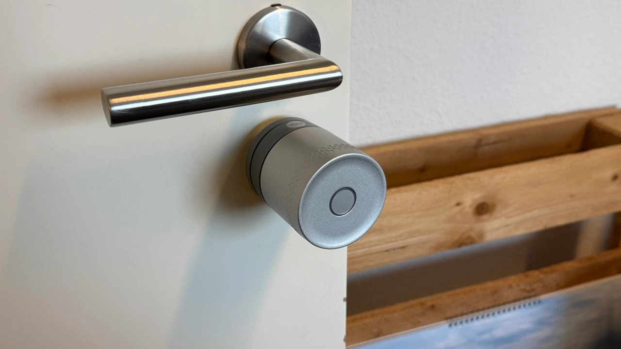Yale Linus L2 Lite: Silbernes Smartlock unter der Türklinke im Einsatz