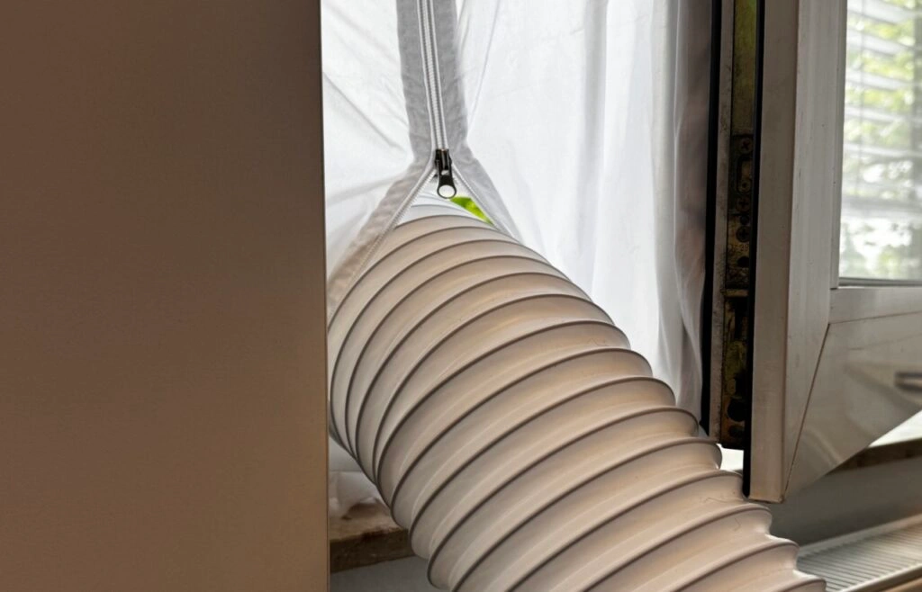 Klarstein Aero Smart Ring: Fensterkit mit Abluftschlauch im Einsatz