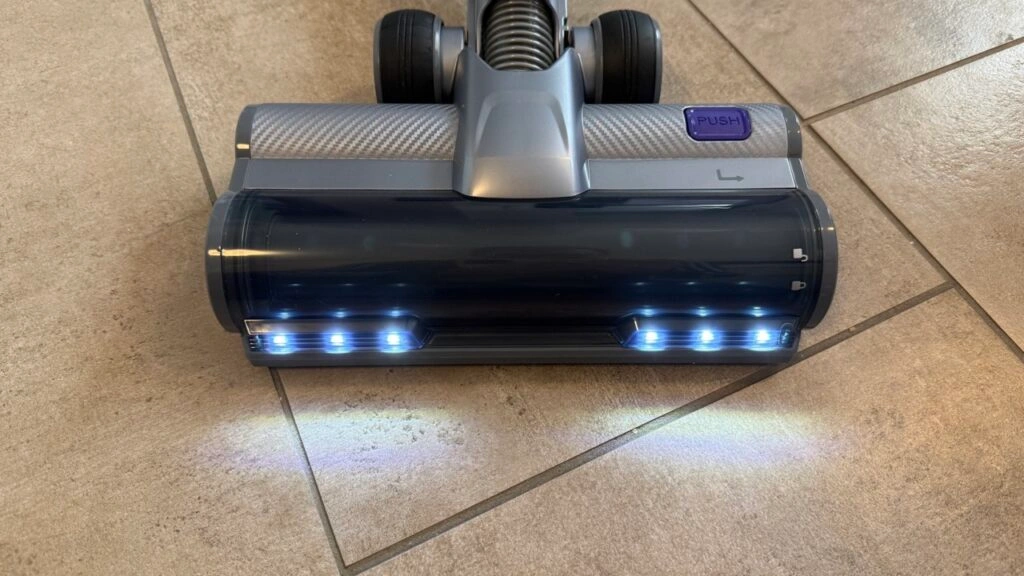 Narwal V40 Station: Bodendüse mit eingeschaltetem LED Licht