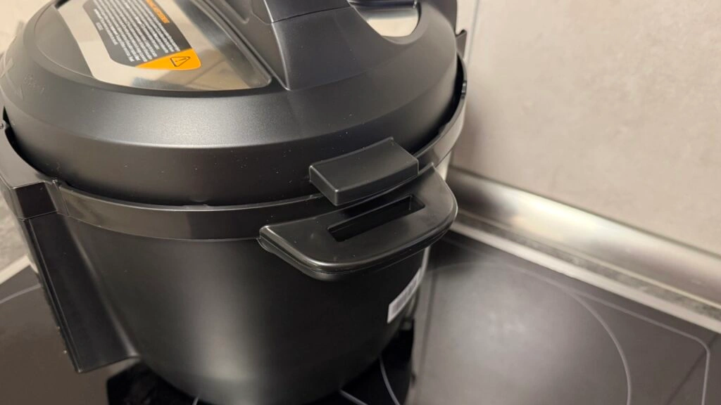 „Instant Pot Multikocher“: Seitlicher Griff und robustes Gehäuse