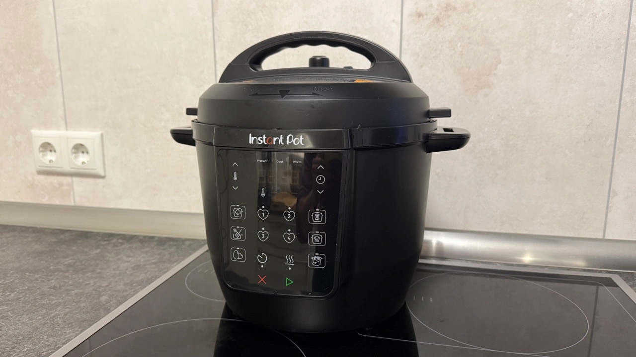 „Instant Pot Multikocher“: Gesamtansicht leicht seitlich