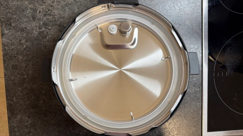 „Instant Pot Multikocher“: Deckelunterseite mit Ventiltechnik
