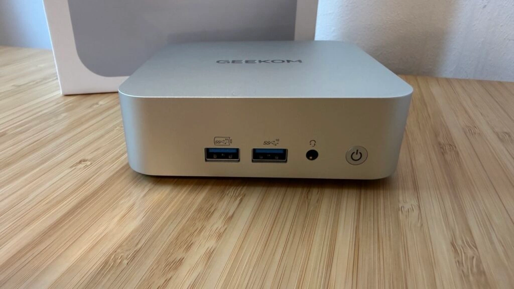 „GEEKOM A8“: Front mit zwei USB A Ports Klinke und Power Taste