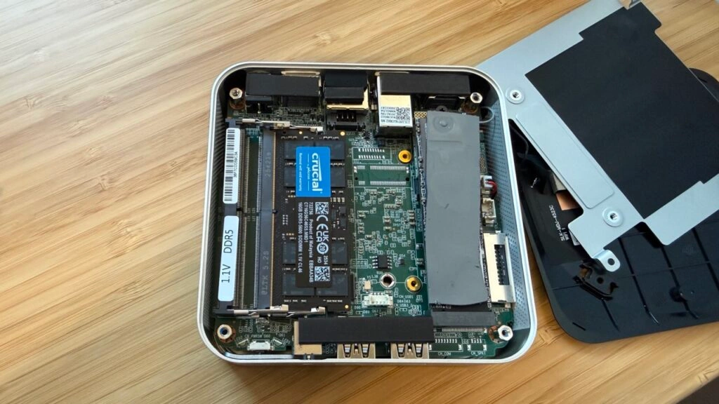 „GEEKOM A8“: Innenansicht mit eingesetztem DDR5 Speicher und M.2 Slot