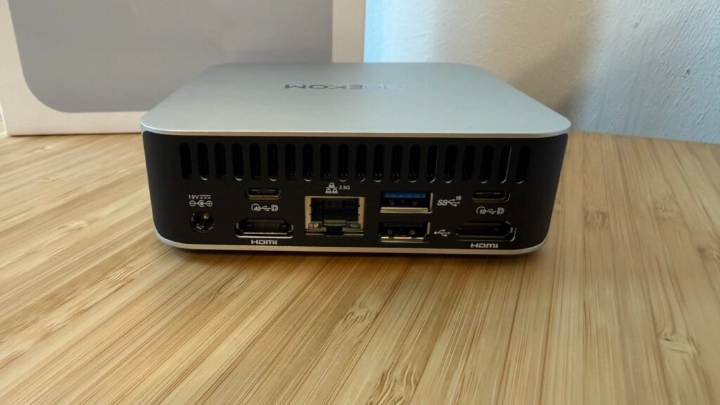 „GEEKOM A8“: Rückseite mit HDMI USB C USB4 und 2,5 Gigabit LAN