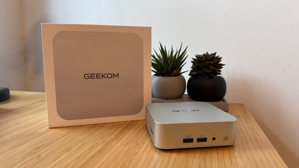 „GEEKOM A8“: Mini PC mit Verpackung als Größenvergleich