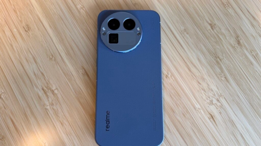 „Realme GT 8 Pro“: Rückseite mit gummierter Beschichtung