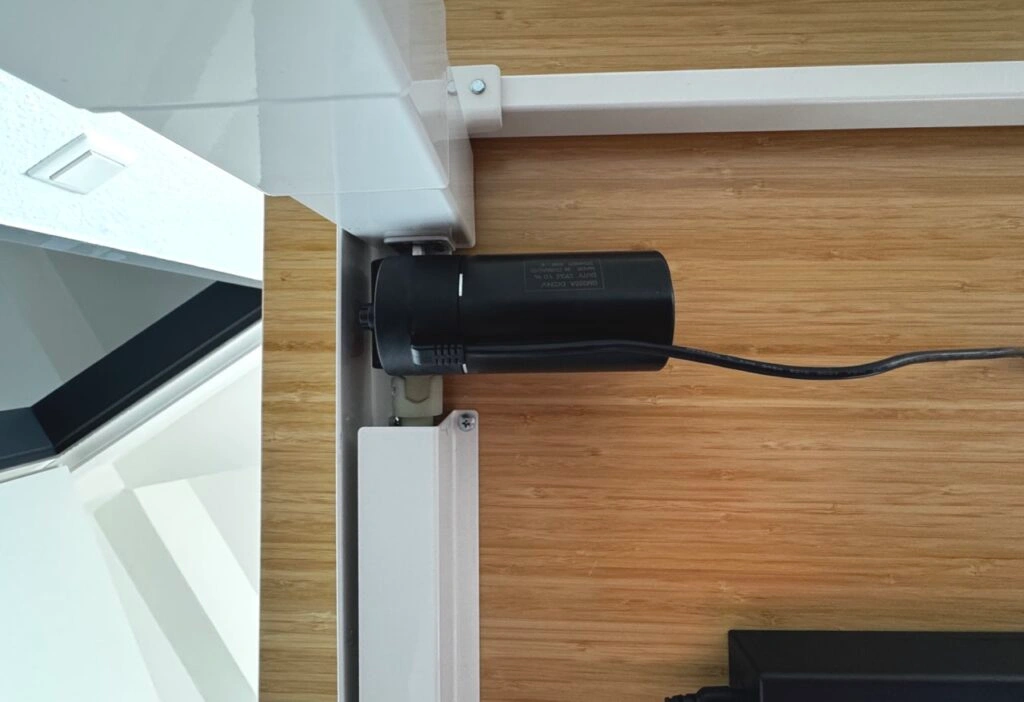 Flexispot E7 Plus: Motor unter der Tischplatte