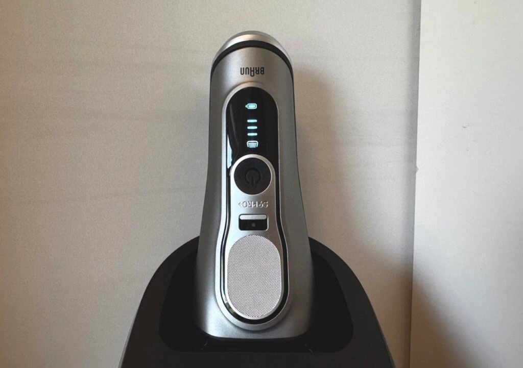 Braun Series 9 Pro+: LED-Anzeige für Akkustand und Hygienehinweise