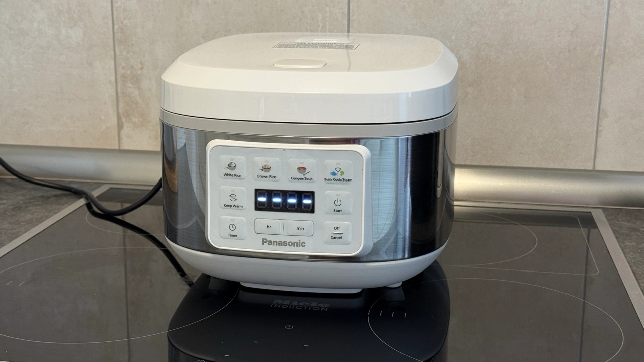 Panasonic SR-DA152: Frontansicht mit Bedienfeld in der Küche