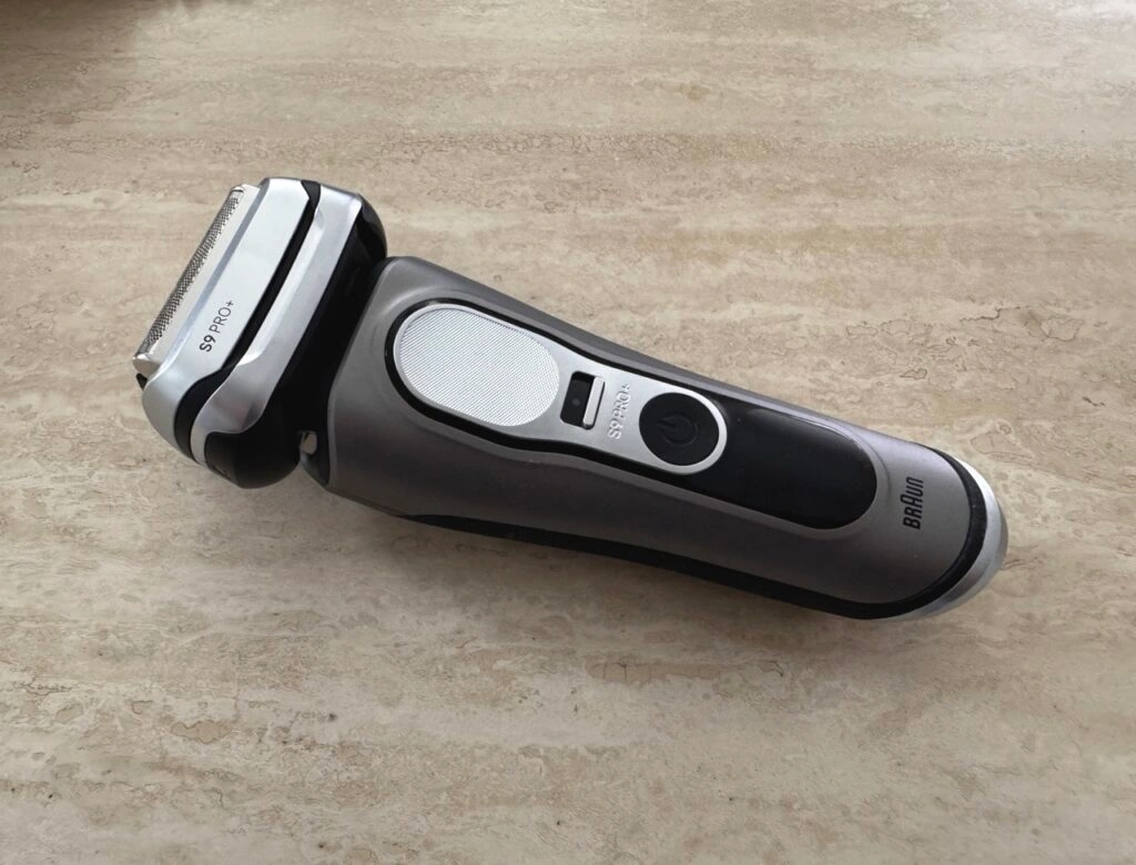 Braun Series 9 Pro+: Gehäuse mit glattem Übergang zwischen Griff und Rasierkopf