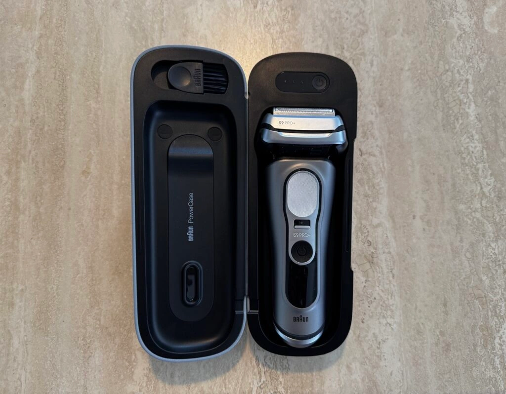 Braun Series 9 Pro+: Rasierer im geöffneten PowerCase