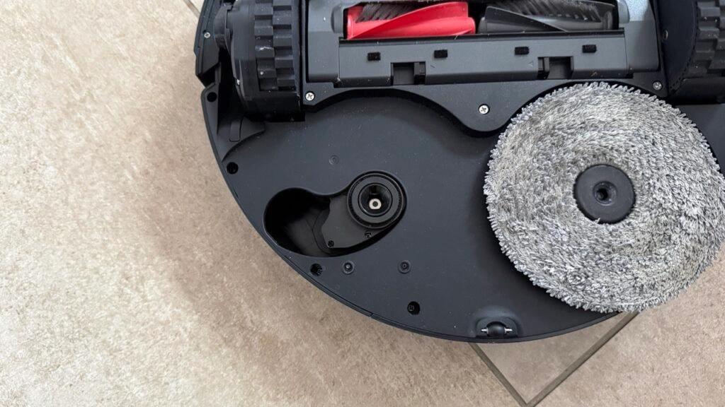 Roborock Saros 20: Unterseite mit ausgefahrenem Wischpad