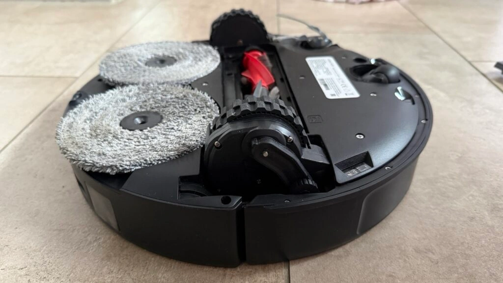 Roborock Saros 20: Unterseite mit angehobenem Chassis und sichtbarem Lift