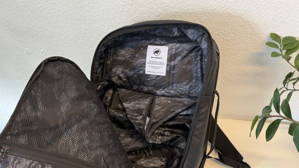 „Mammut Seon Transporter 25“: „Komplett geöffnetes Hauptfach“
