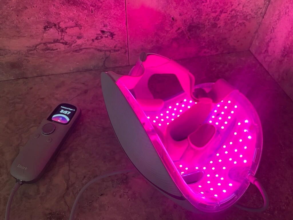 „Shark CryoGlow LED Maske“: „Innenansicht mit aktivierten LEDs und Fernbedienung“