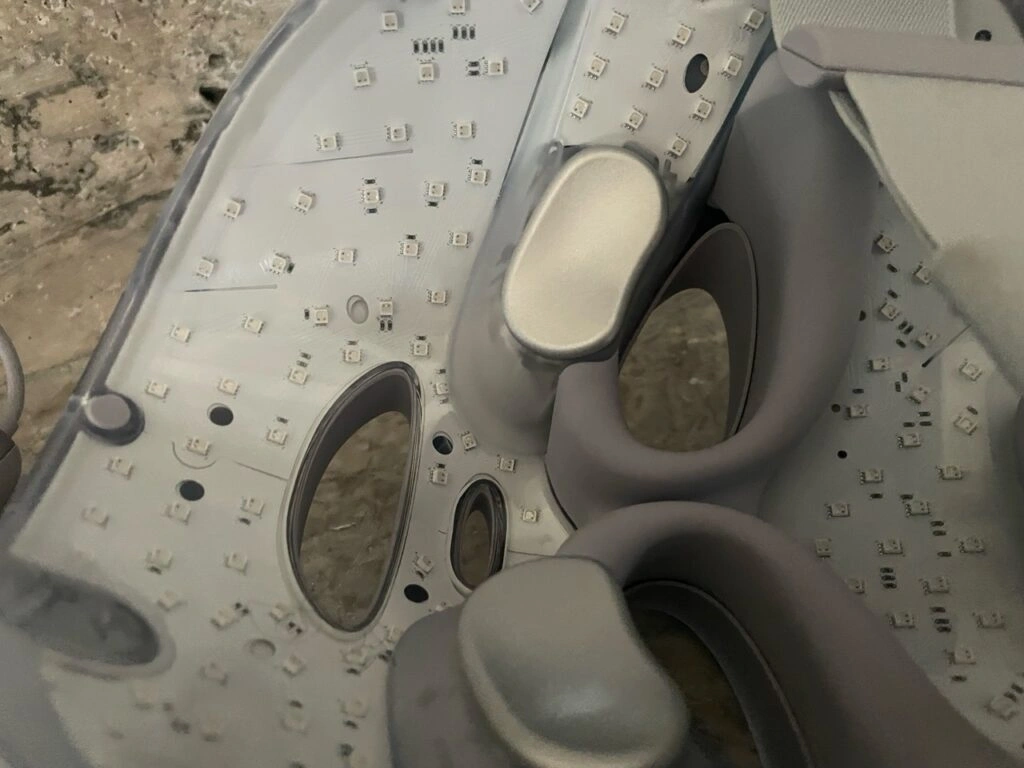 „Shark CryoGlow LED Maske“: „Detail der Augenpartie mit Metall Kühlpads“