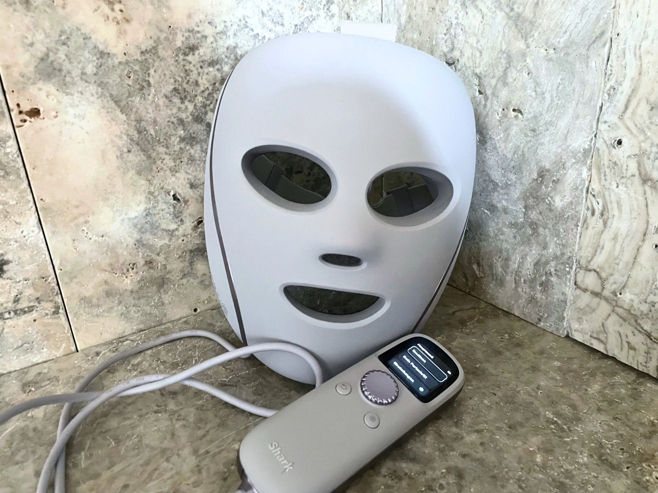 „Shark CryoGlow LED Maske“: „Maske mit kabelgebundener Fernbedienung“