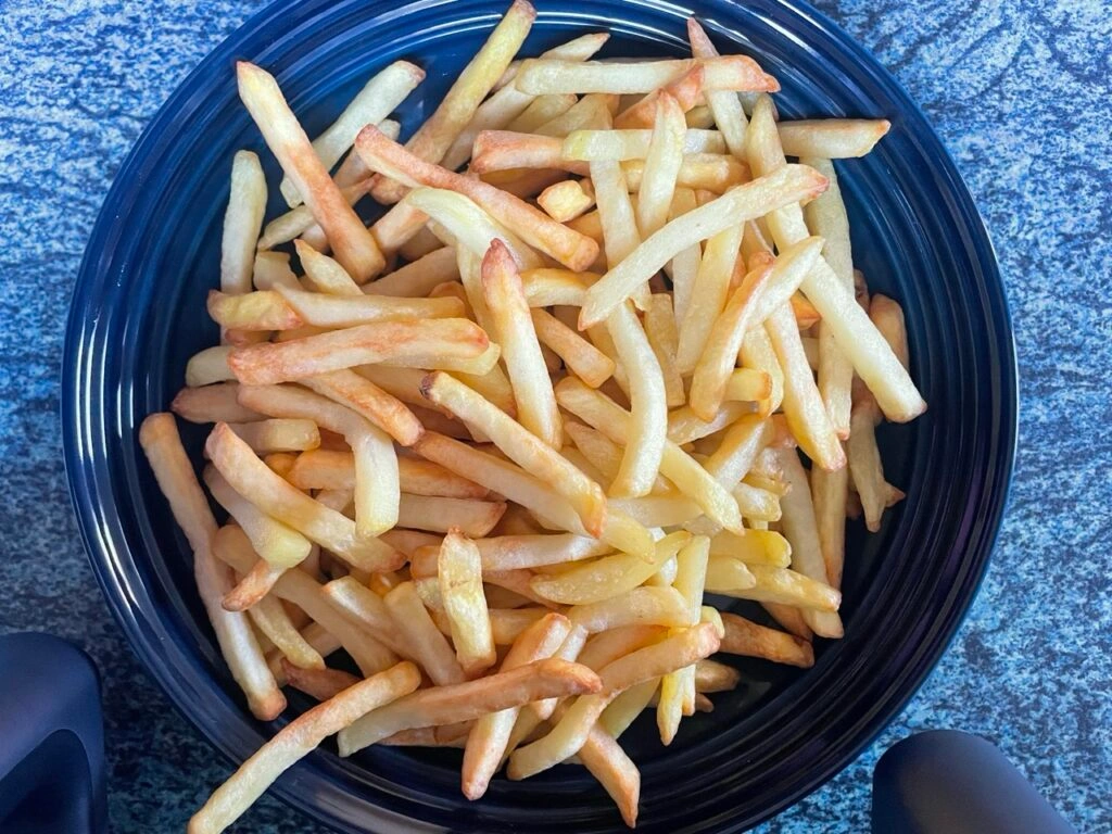 „COSORI Dual Basket 8,5 L“: Portion knuspriger Pommes auf dem Teller