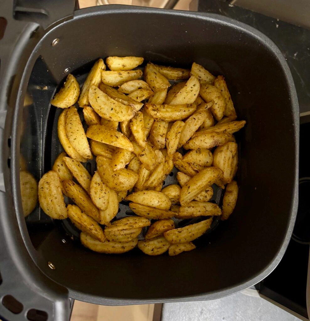 Nahaufnahme von oben auf die sehr gleichmäßig gegarten Pommes von oben. (Foto: Testsieger.de)