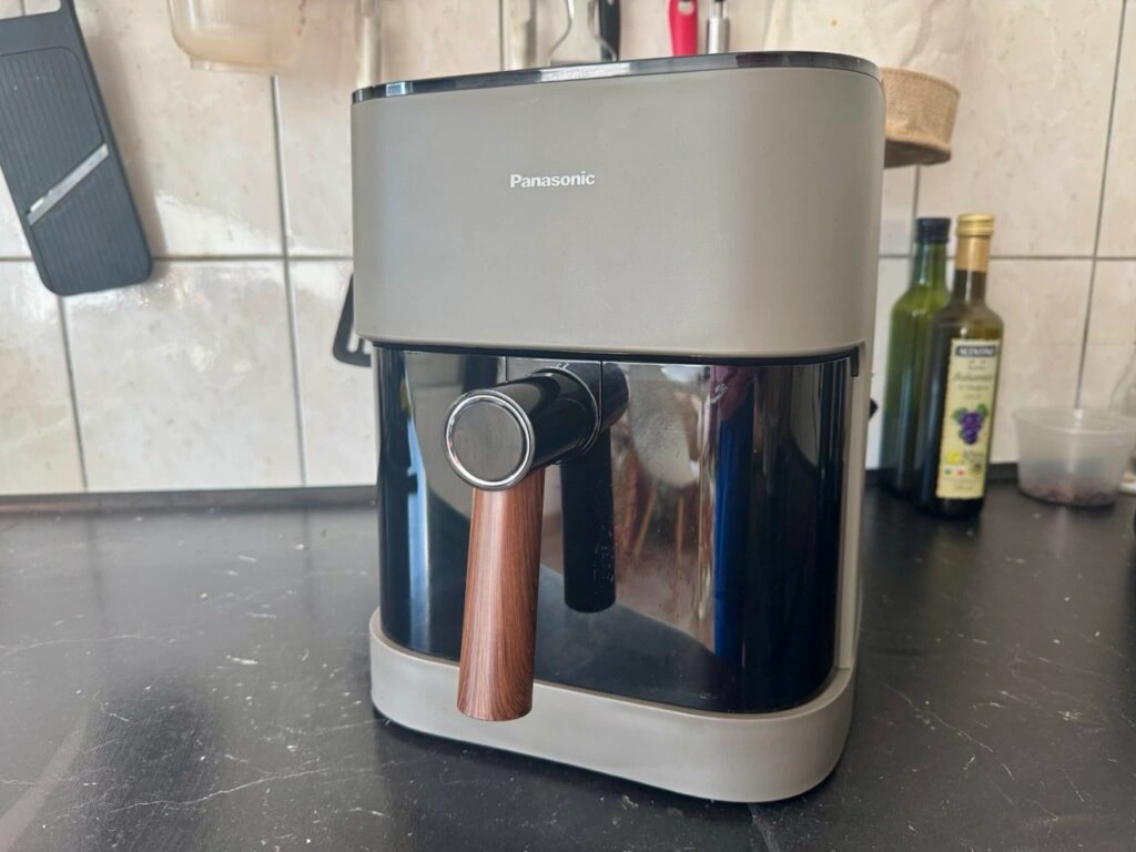 Gesamtansicht des Panasonic NF-CC500NXE Airfryer von Vorne (Foto: Testsieger.de)
