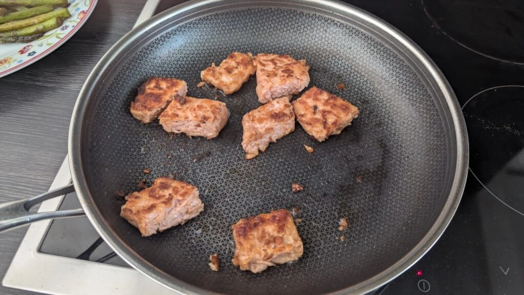 Onyx Cookware Bratpfanne: Scharf angebrateneer veganer Lachs
