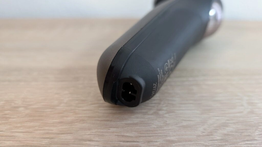 Remington LimitlessX X9 (XR1795): Ladeanschluss auf der Geräteunterseite