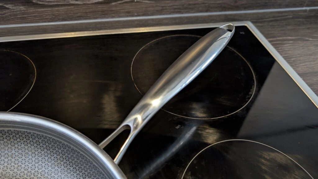Onyx Cookware Bratpfanne: Ergonomischer Griff mit Aufhängöse