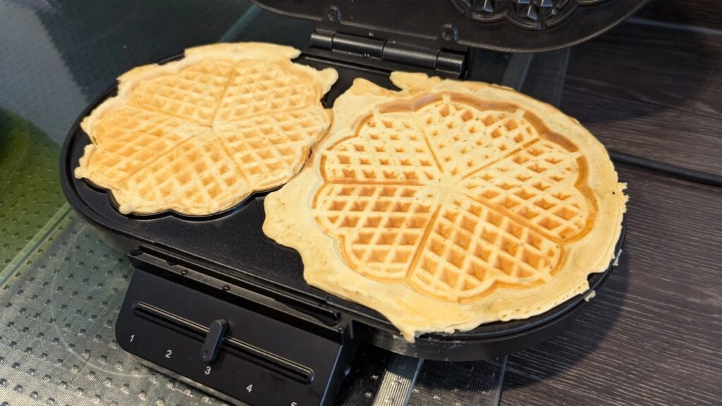 „Princess 01.132384.01.001 Doppel-Waffeleisen“: „Zwei Waffeln im Backvorgang“