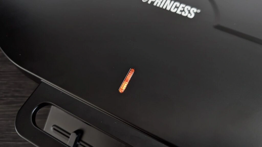 „Princess 01.132384.01.001 Doppel-Waffeleisen“: „Kontrollleuchte während des Betriebs“