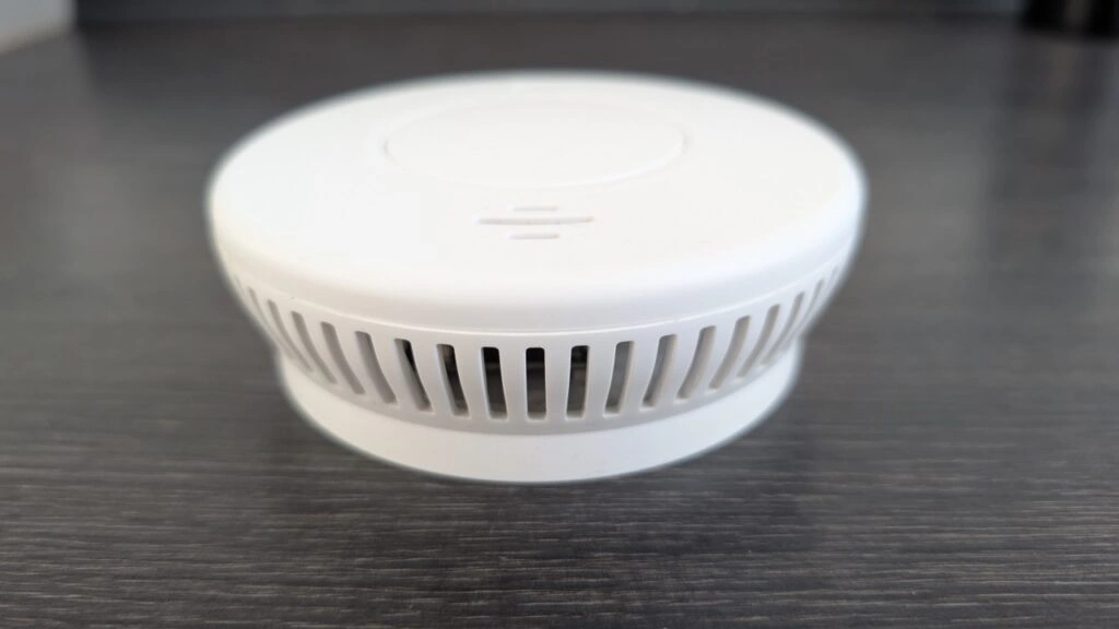 Smartwares FSM-120: Robustes Kunststoffgehäuse mit Luftschlitzen