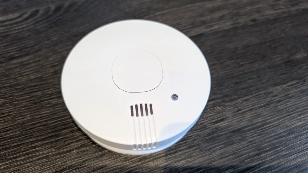 Smartwares FSM-11710: Großflächige Testtaste auf der Unterseite