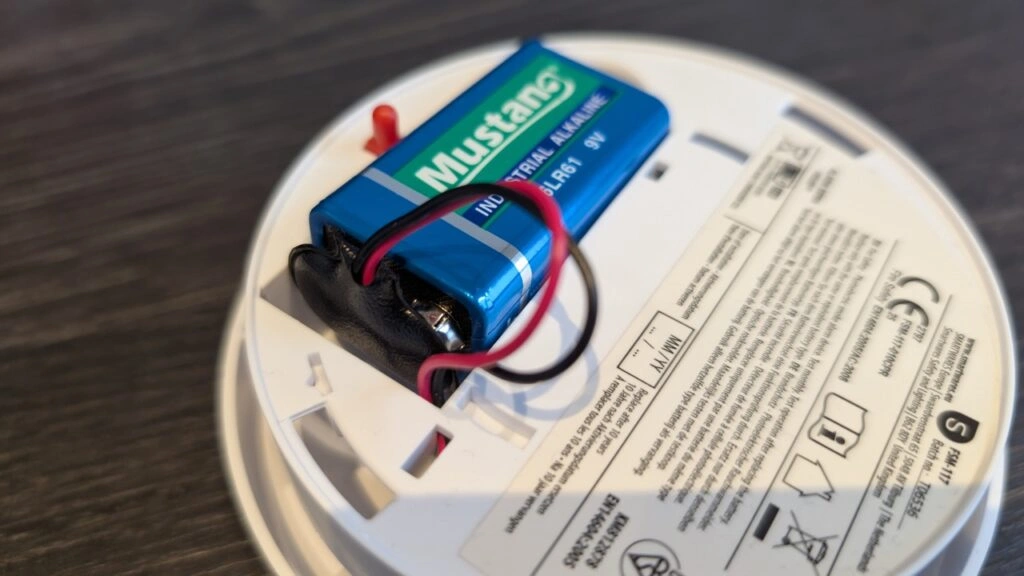 Smartwares FSM-11750: Batteriefach und Anschlusskabel im Detail