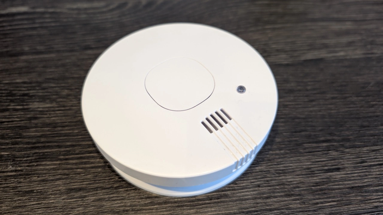 Smartwares FSM-11750: LED-Kontrollleuchte und Batterieanschluss