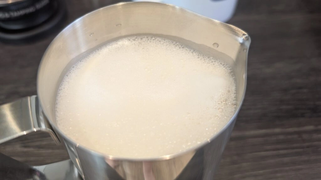 Milchschaum in der Edelstahlkanne