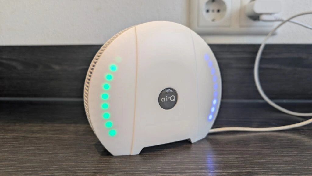 air-Q Science: Frontansicht auf der Arbeitsfläche