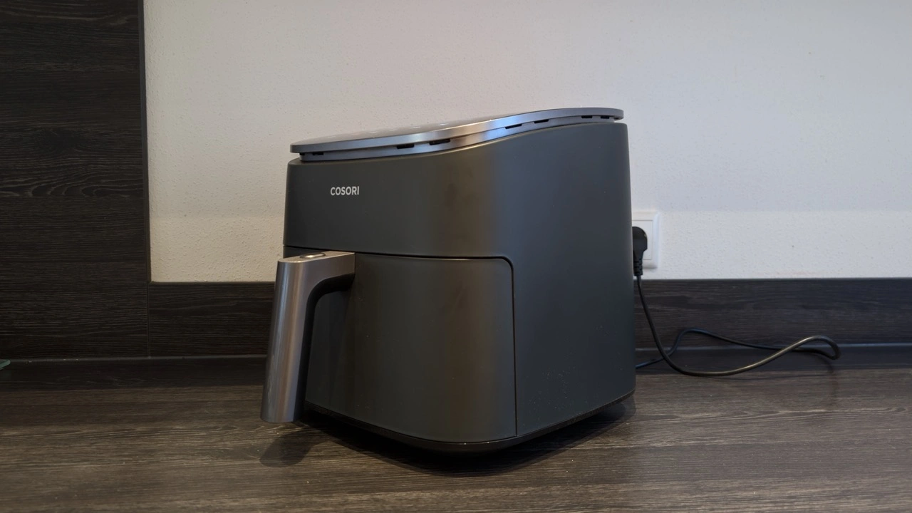 COSORI TurboBlaze: Geräteansicht seitlich auf der Arbeitsplatte